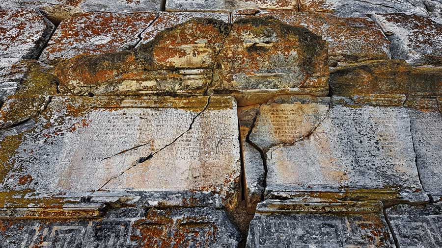 Aizanoi antik kenti Zues tapınağı duvarında Roma yazıtları, Çavdarhisar Kütahya - Roman inscrpitions on the wall of Zeus temple, Aizanoi anciet city, Turkey