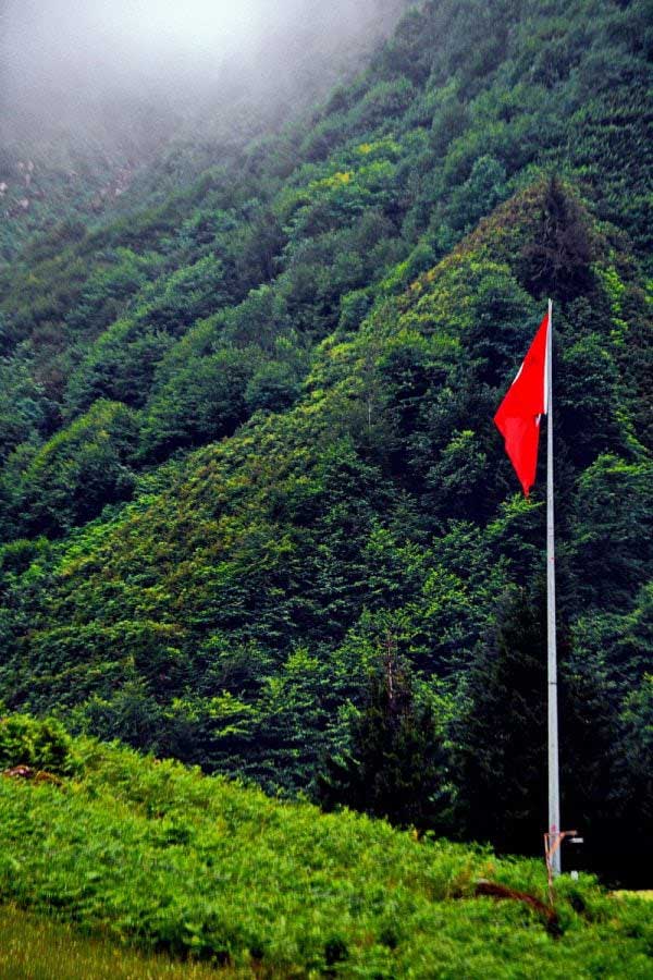 Ayder yaylasında bulunan ay yıldız, Ayder Yaylası fotoğrafları - mountains and the Turkish flag, Ayder Plateau photos