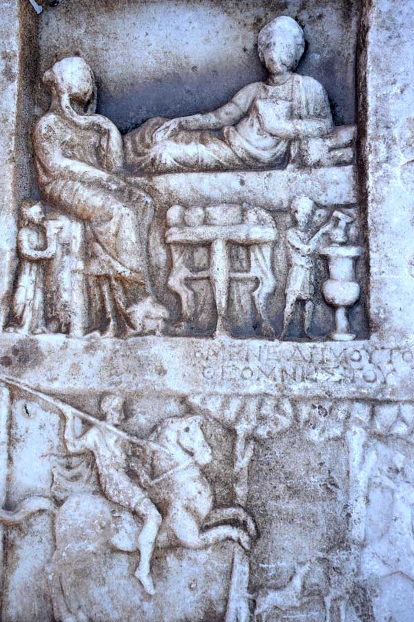 Bandırma Arkeoloji Müzesi Roma dönemi mezar steli - Bandirma Archaeological Museum Gravestone of Roman Period, Turkey