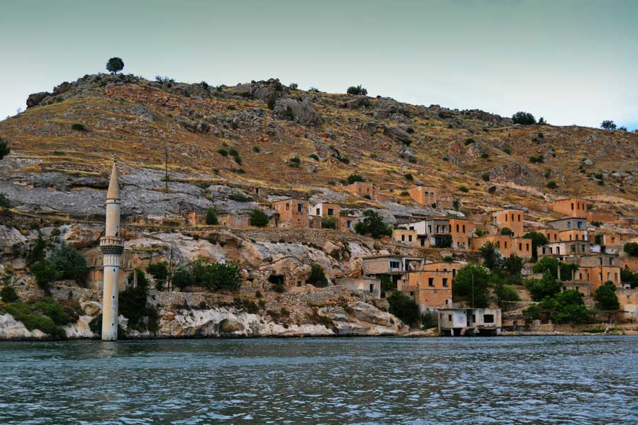 Batık Minare, Belasur veya Eski Savaşan Köyü Halfeti, Şanlıurfa - Submerged minaret, Old Savaşan village or Belasur Sanliurfa Southeastern Anatolia