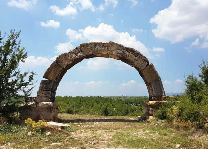 Blaundus antik kenti girişindeki kemer, Ulubey Uşak - arch at the entrance to the Blaundus ancient city, Aegean region Turkey