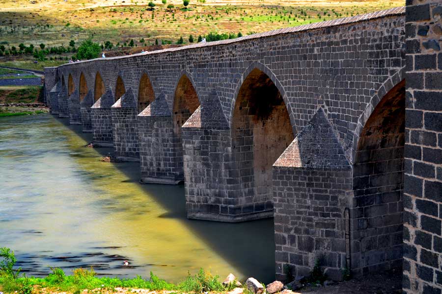 Diyarbakır 10 gözlü Silvan Köprüsü, Diyarbakır fotoğrafları - Silvan Bridge in other words 10 compartment bridge over Tigris, Diyarbakir photos