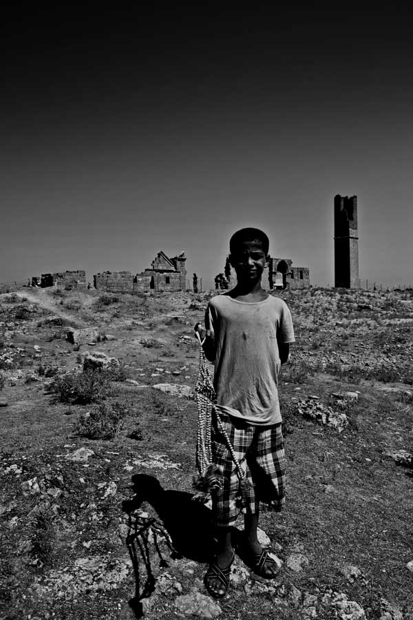 Harran ovasında hediyelik eşya satan çocuk, Harran Şanlıurfa fotoğrafları - Being achild in Harran plains, Harran photos Southeastern Anatolia Region Turkey