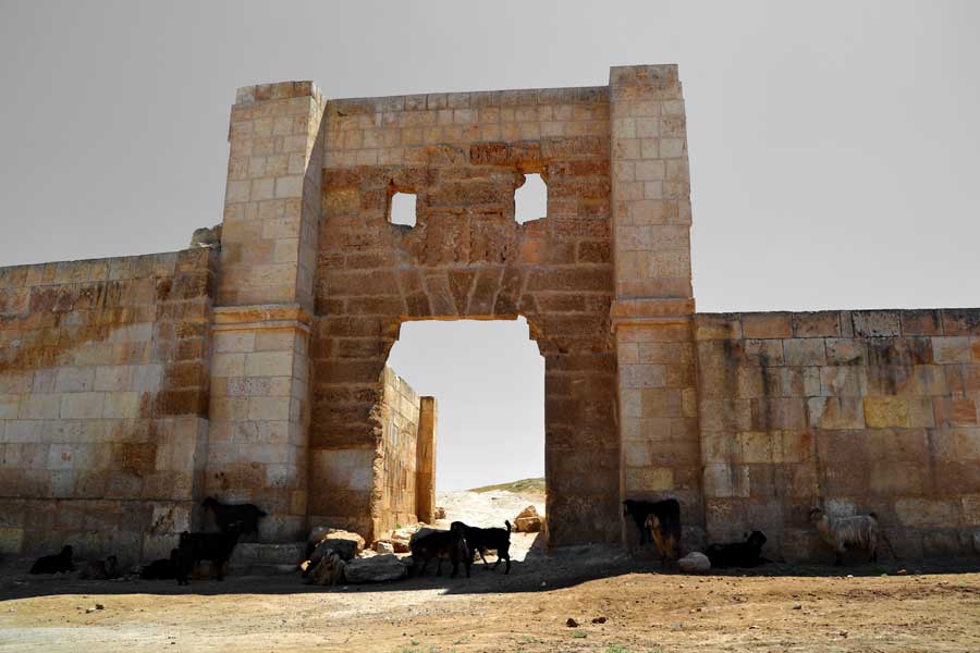Harran surları restore edilmiş hali Şanlıurfa Harran fotoğrafları - Harran Ramparts photos Southeastern Anatolia Region Turkey