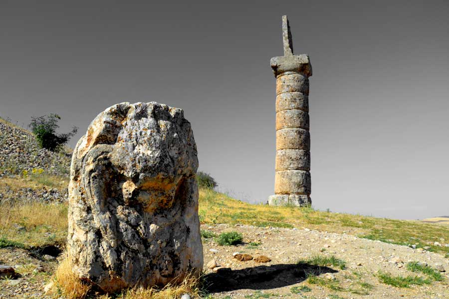 Karakuş tepesi Aslan heykeli ve sütun, Adıyaman Nemrut Dağı Milli Parkı fotoğrafları - Karakus Tumulus, Lion and Pillar, Mt. Nemrut National Park photos Southeast Anatolia region