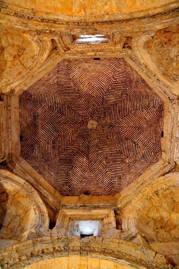 Mardin Meryem ana kilisesi kubbe içi - inside of Virgin Mary Church dome, Southeastern Anatolia Mardin photos
