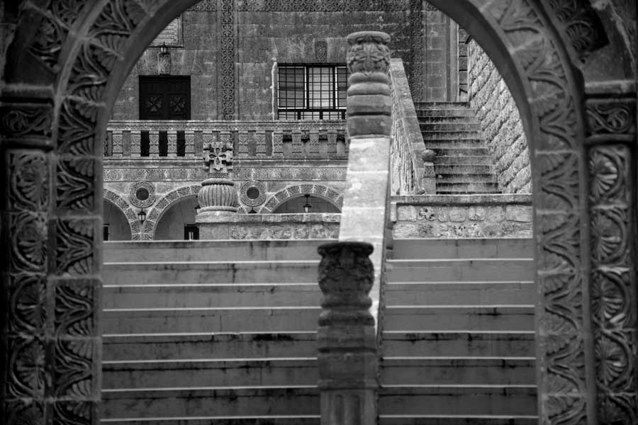 Mor Gabriel Manastırı teras kapısı ve taş işçilikleri, Midyat Mardin - Mor Gabriel Monastery terrace gate and stone craftsmanship, Midyat Turkey