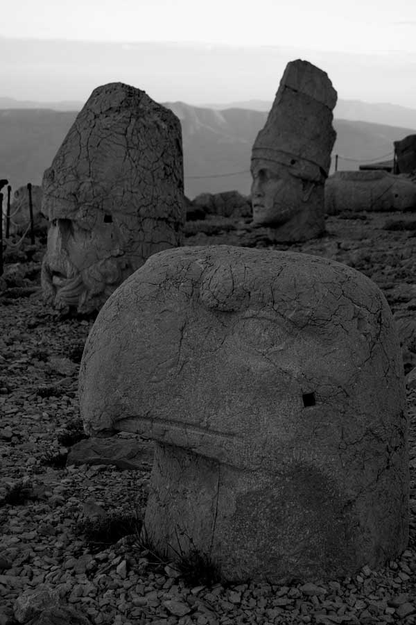 Nemrut Dağı Adıyaman fotoğrafları Apollo, Herkül ve Kartal heykelleri - Apollo, Hercules and Eagle sculptures of Mt. Nemrut, Mount Nemrut Photos Turkey