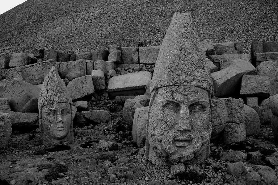 Nemrut Dağı Apollo ve Herkül heykelleri Adıyaman Güneydoğu Anadolu bölgesi - Apollo and Hercules sculptures of Mt. Nemrut Southeast Anatolia region Turkey