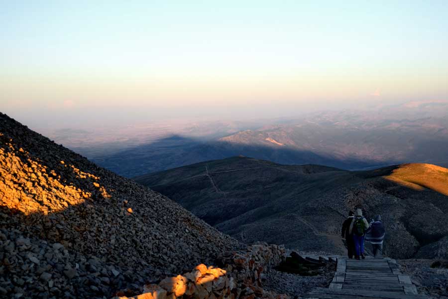 Nemrut Dağı gölgesi Nemrut Dağı fotoğrafları Güneydoğu Anadolu Adıyaman - North terrace of Mt. Nemrut, Mount Nemrut photos Turkey