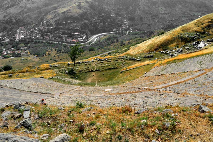 Pergamon antik kenti fotoğrafları Pergamon antik kenti tiyatrodan Dionysos tapınağına bakış - View of Dionysos temple from theatre, Pergamon photos