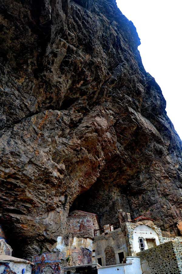 Sümela manastırı fotoğrafları, Sümela manastırının üzerindeki kaya parçası - buildings hidden under the rock, Sumela monastery photos
