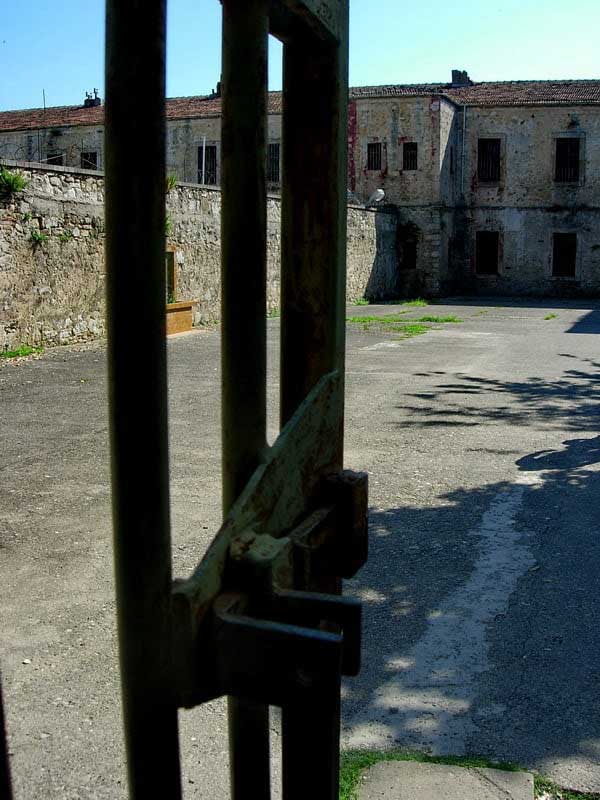 Tarihi Sinop Cezaevi avlusu ve giriş kapısı, Sinop tarihi Cezaevi fotoğrafları - lock, Sinop Historical Prison photos