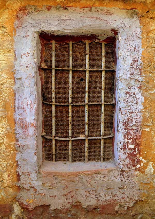 Tarihi Sinop Cezaevi bakımsız penceresi, Sinop Cezaevi fotoğrafları - who knows how much pain is hidden behind these windows, Sinop Historical Prison photos
