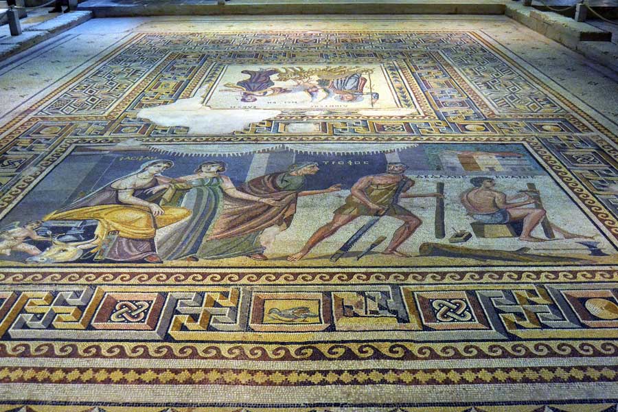 Zeugma Mozaik Müzesi Daidalos Mozaiği (soldan sağa Pasiphae, Ariadne, Tropos, Daidalos, Labyrinthos) - Daedalus Mosaic (letf to right Pasiphaë, Ariadne, Tropos, Daedalus, Labyrinthos), Zeugma