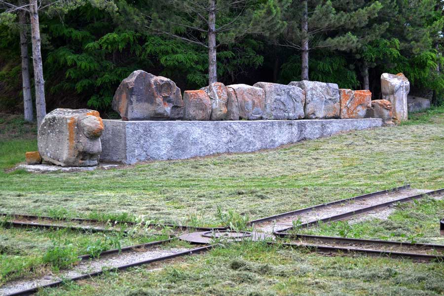 Alacahöyük müzesi bahçesi ve Alacahöyük antik dönem monolitleri, Çorum - Alacahöyük museum garden and ancient period monolith, Turkey
