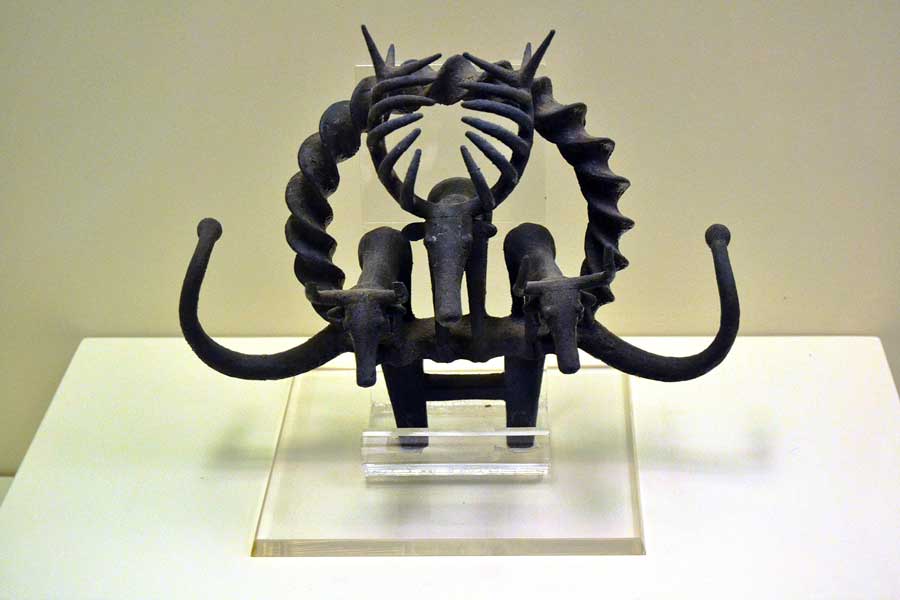 Alacahöyük müzesi eserleri Güneş kursu, Erken Tunç dönemi (M.Ö. 2300-2100), Çorum - Alacahöyük museum Early Bronze age Sun disc (B.C 2300-2100), Çorum Turkey