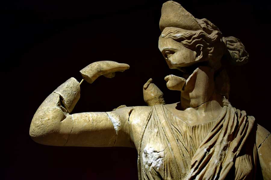 Antalya Müzesi eserleri Tanrılar ve Tanrıçalar Salonu Avlanan Artemis heykeli - Antalya Archaeological Museum God and Godess Hall hunted Artemis statue