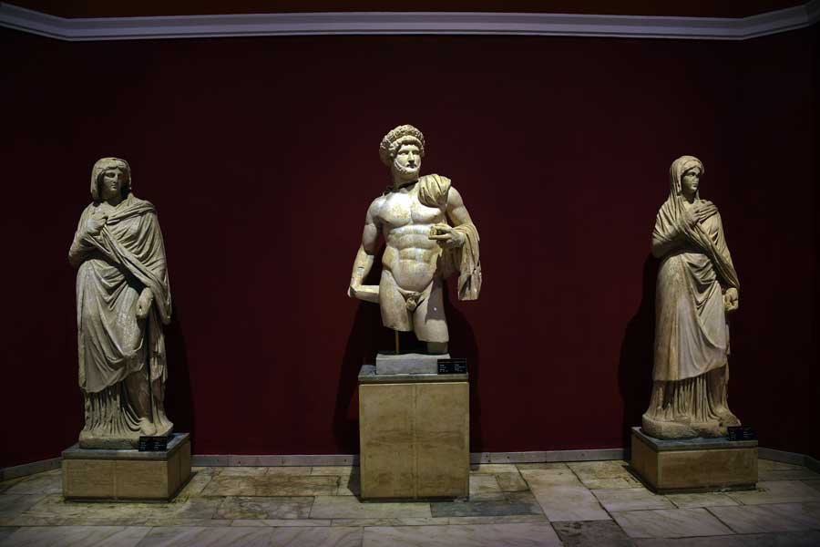 Antalya Müzesi fotoğrafları Hadrian ve giyimli kadınlar heykelleri - Antalya Archaeological Museum Hadrian and woman statues