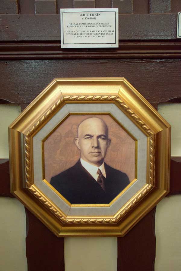 Behiç Erkin portresi İstanbul Demiryolu Müzesi fotoğrafları - Behiç Erkin's portrait, Istanbul Railway Museum