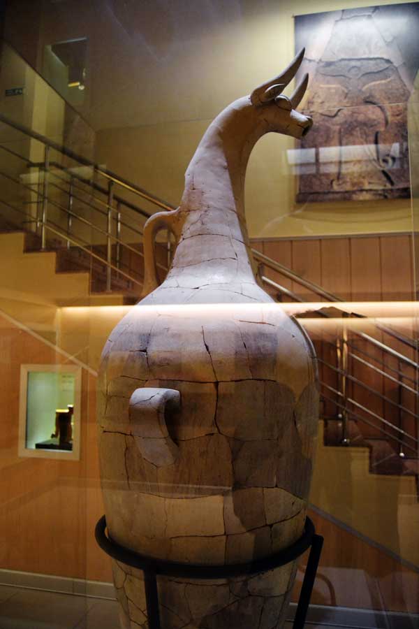 Boğazköy Müzesi fotoğrafları Hitit boğa başlı dev testi - Corum Bogazkoy Museum photos Hittite bull headed giant jug
