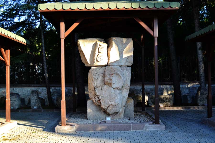 Boğazköy müzesi bahçesi, Hitit dönemi tarihi eserleri - Bogazkoy museum garden, Hittite period historical artifacts, Corum, Turkey