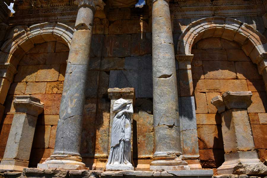 Burdur gezilecek yerler Sagalassos antik kenti Antoninler çeşmesi ve Coronis heykeli - Sagalassos ancient city Statue of Coronis and Antonine nymphaeum