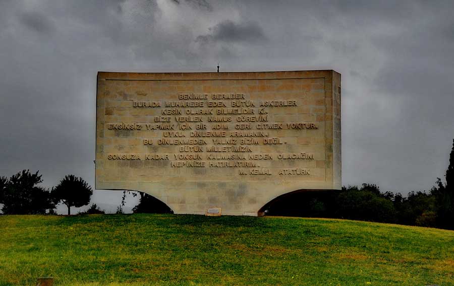 Gelibolu savaşı kitabeleri - Gallipoli epitaph on a Conkbayiri Monument