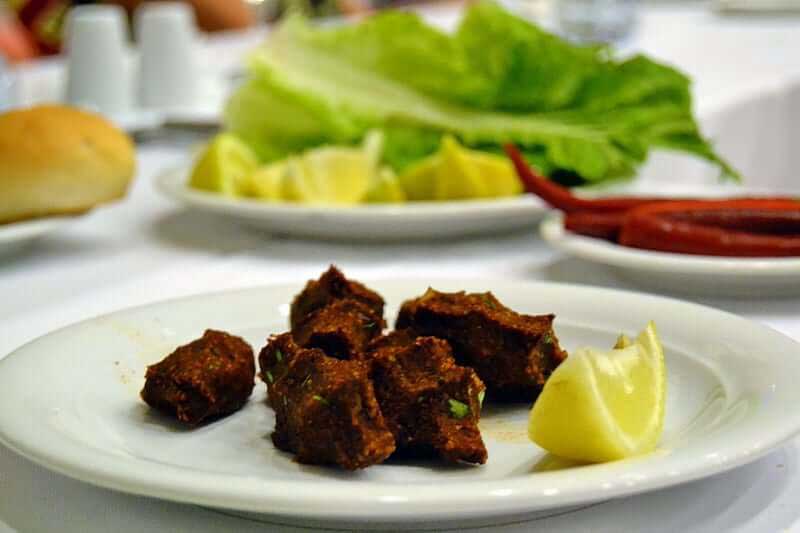 Güneydoğu Anadolu güzergahı geleneksel Şanlıurfa çiğköftesi - Southeastern Anatolia route traditional urfa raw meatball served as not spicy but not for us