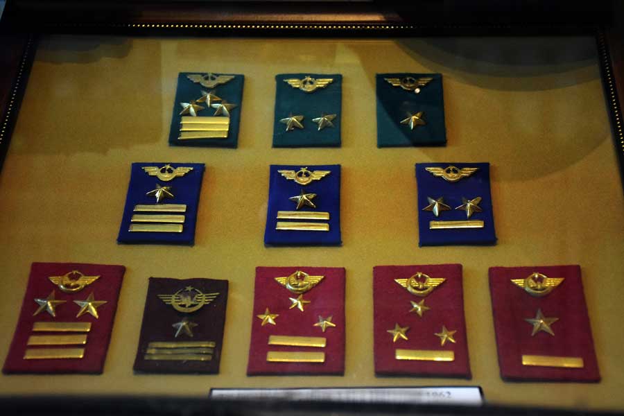 TCDD Resmi Elbise Yaka işaretleri, yıl 1962, İstanbul Demiryolu Müzesi fotoğrafları - Collar Badges in TCDD (1962), Istanbul Railway Museum