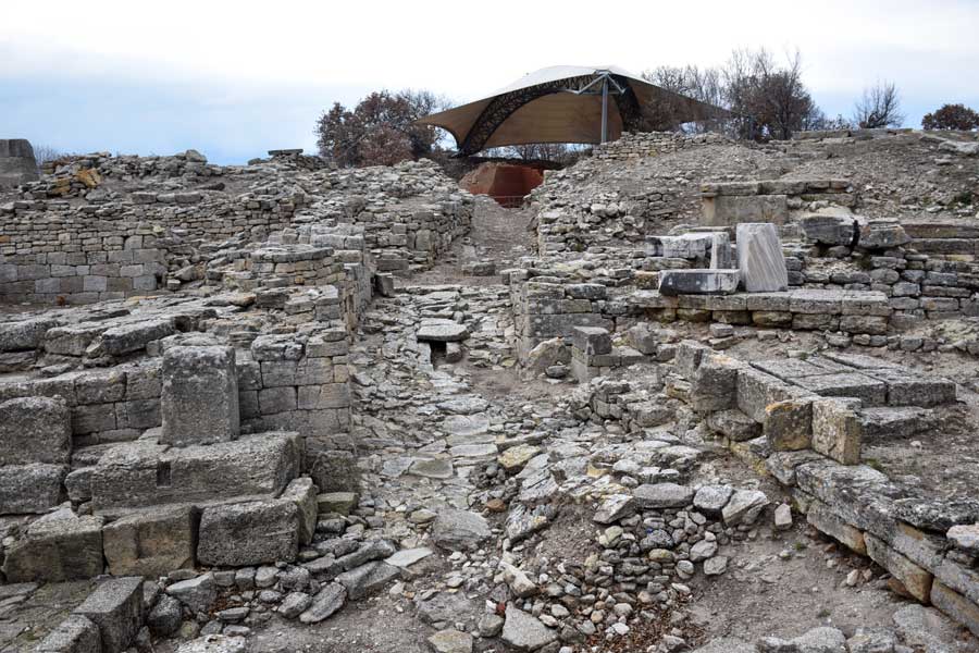 truva veya Troya antik kenti fotoğrafları ilk dönemlere ait şehir duvarları Troya antik kenti şehir meydanı - Agora, Troy ancient city photos