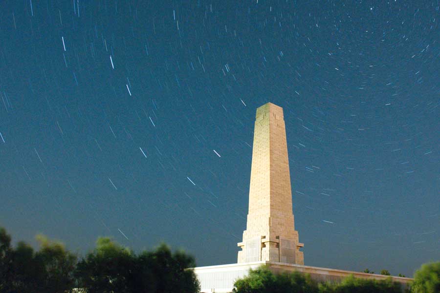 Seddulbahir fotoğrafları, perseid meteor yağmurunu görüntülemek istedik ancak sadece star trailimiz oldu - startrails on Helles Monument while waiting for Perseid meteor shower