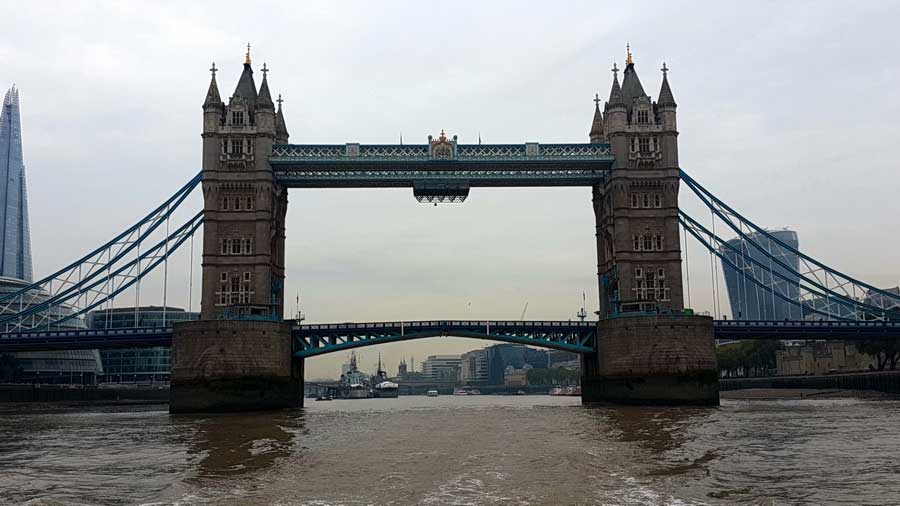 İngiltere rotası thames nehri üzerinde doğuya doğru giderken Londra köprüsü - England route while sailing to east on thames river London bridge