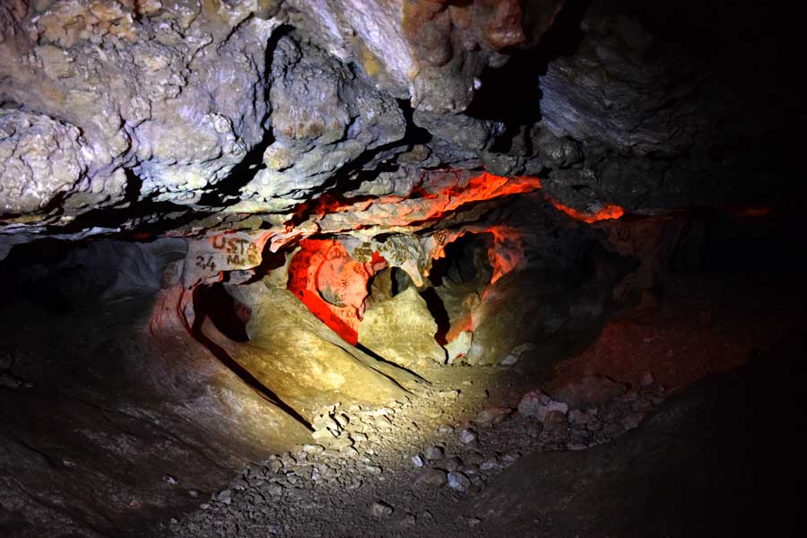 İnsuyu mağarası kaya oluşumları ve vandalizm - Turkey Insuyu cave rock formations and vandalism