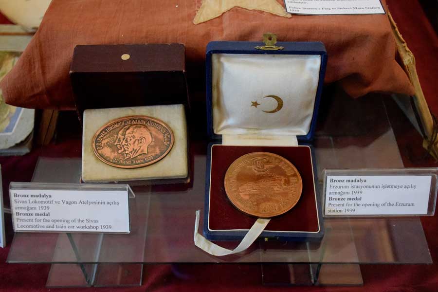 İstanbul Demiryolu Müzesi 1939 yıllarına ait bronz madalyalar - Bronze medals of 1939, Istanbul Railway Museum photos