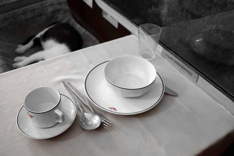 İstanbul Demiryolu Müzesi, Barış Manço - Kurtalan Eksperinde kullanılan çay ve yemek takımı - Tea and dinnerware used in the Barış Manço - Kurtalan Express, Istanbul Railway Museum