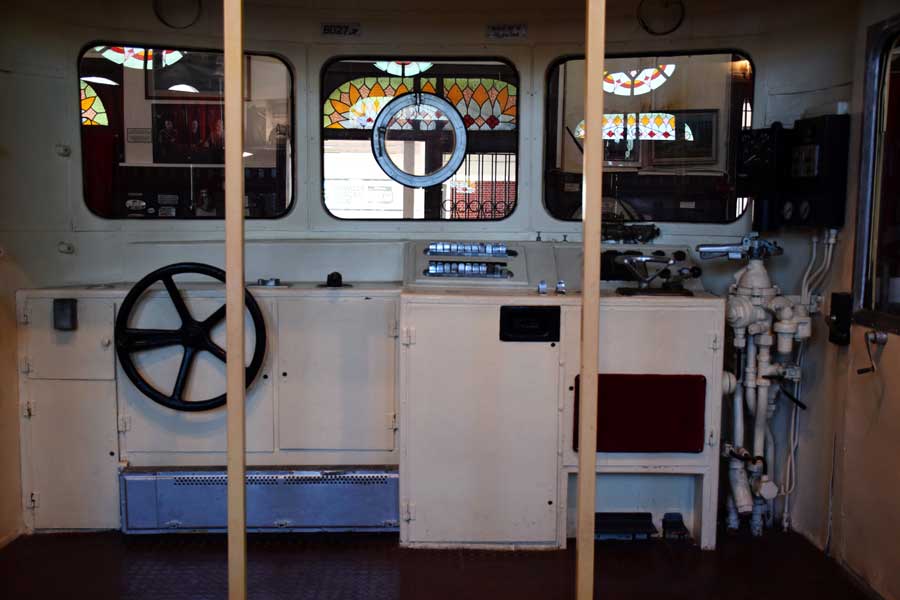 İstanbul Demiryolu Müzesi fotoğrafları 1955 yılındaki elektrikli banliyö treni makinist bölümü - Electric suburban train operator's department in 1955, Istanbul Railway Museum photos