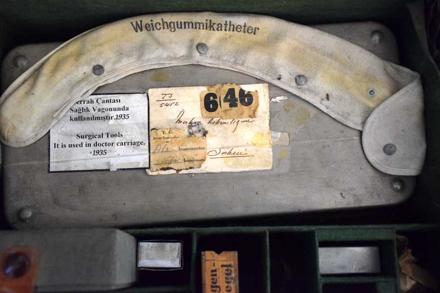 İstanbul Demiryolu Müzesi fotoğrafları, Sıhhiye Vagonunda kullanılan cerrah çantası 1935 - Surgeon's bag used in the Sanitary Wagon (1935), Istanbul Railway Museum photos