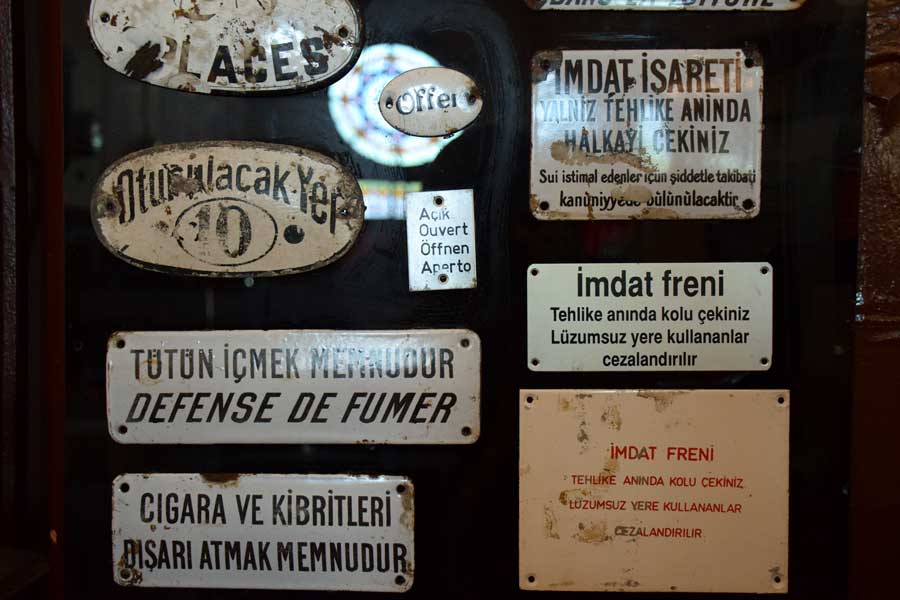 İstanbul Demiryolu Müzesi tarihi tren uyarı levhaları - Historical train warning plates, Istanbul Railway Museum photos