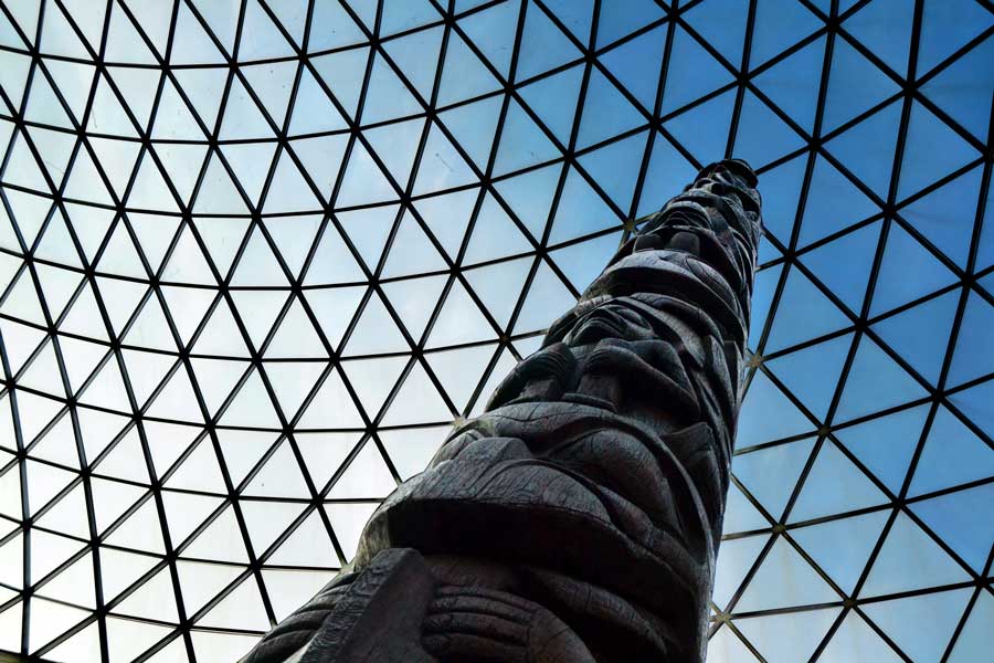British Museum Londra, avlu içindeki totem - London British Museum totem pole in courtyard
