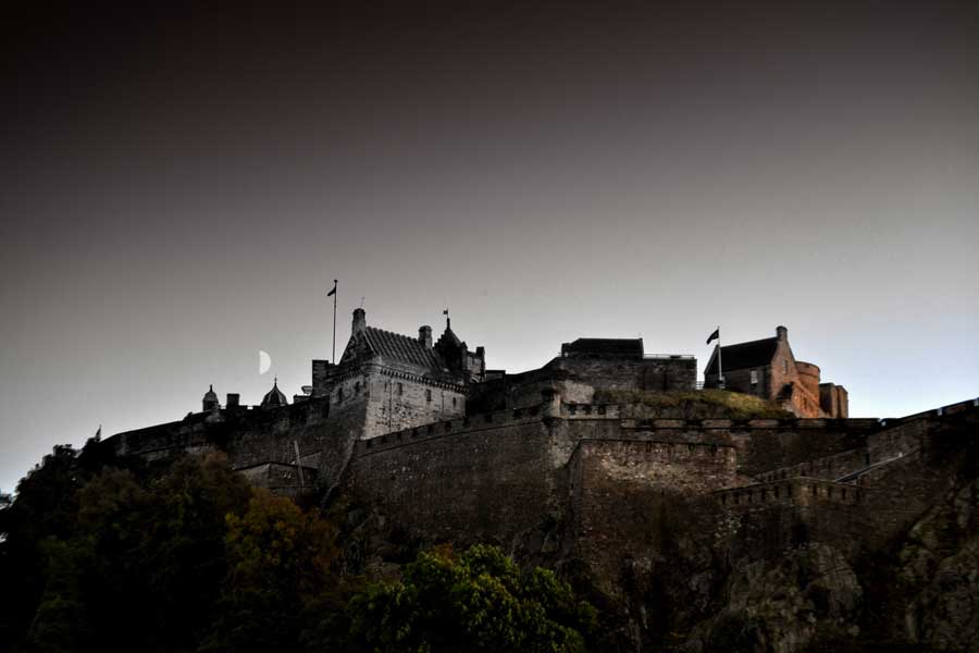 Edinburgh fotoğrafları Edinburgh kalesi - Edinburgh photos moon over the Edinburgh Castle
