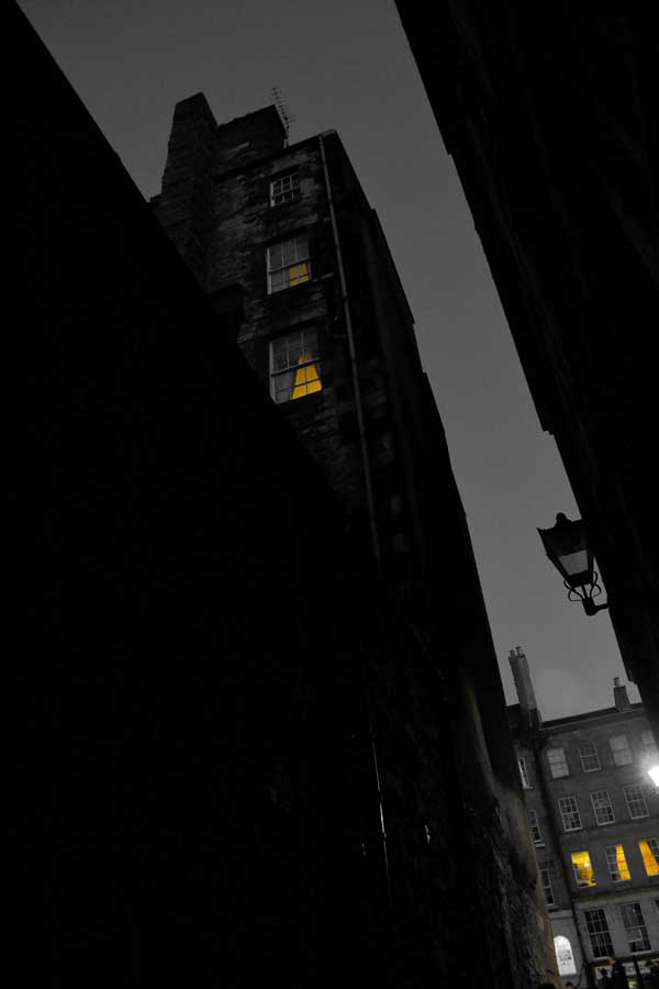Edinburgh fotoğrafları - Edinburgh photos gloomy streets full of literature on the dusk