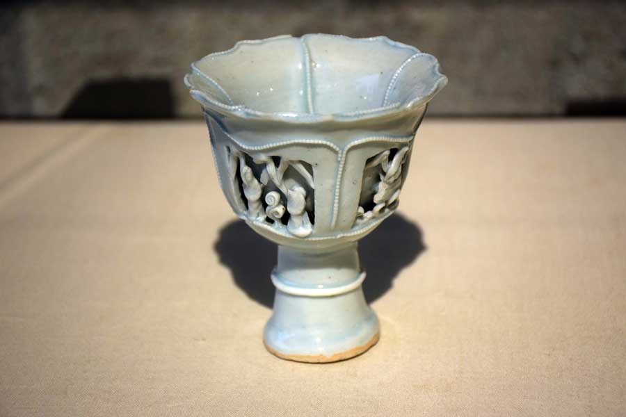 Gülbenkyan Müzesi eserleri fotoğrafları Kök kupası 14.yy. Çin - Lisbon Calouste Gulbenkian Museum (Museu Calouste Gulbenkian) Stem cup China