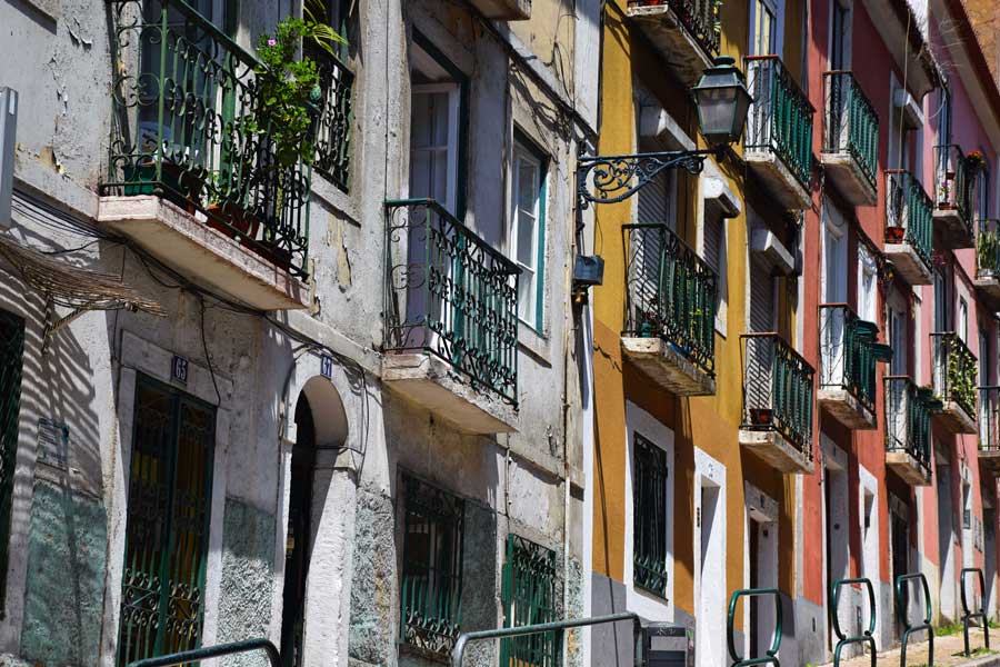 Lizbon fotoğrafları birbirini kopyalayan binalar - Lisbon photos colorful streets