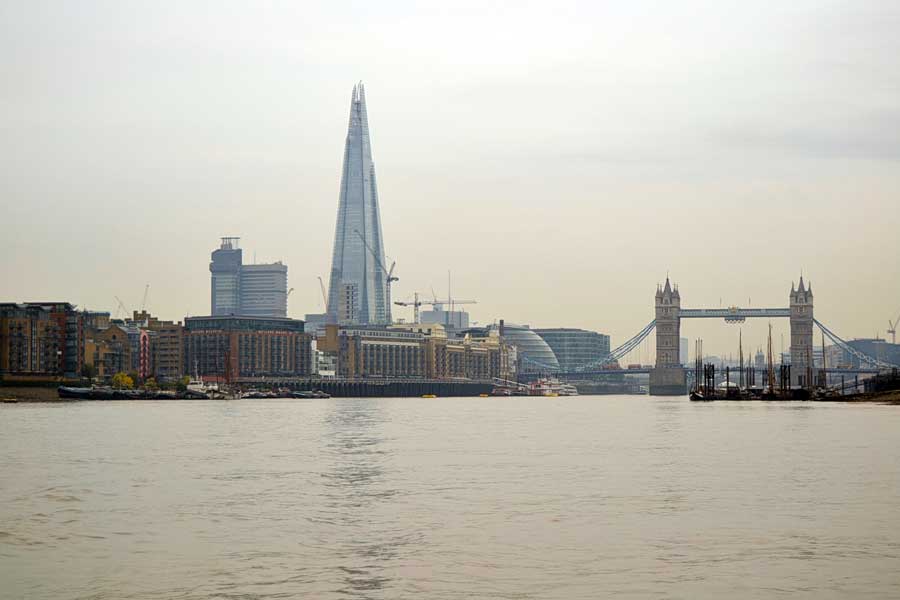 Londra Thames nehri üzerinde Londra köprüsü ve The Spire binası - London photos bridge and the spire