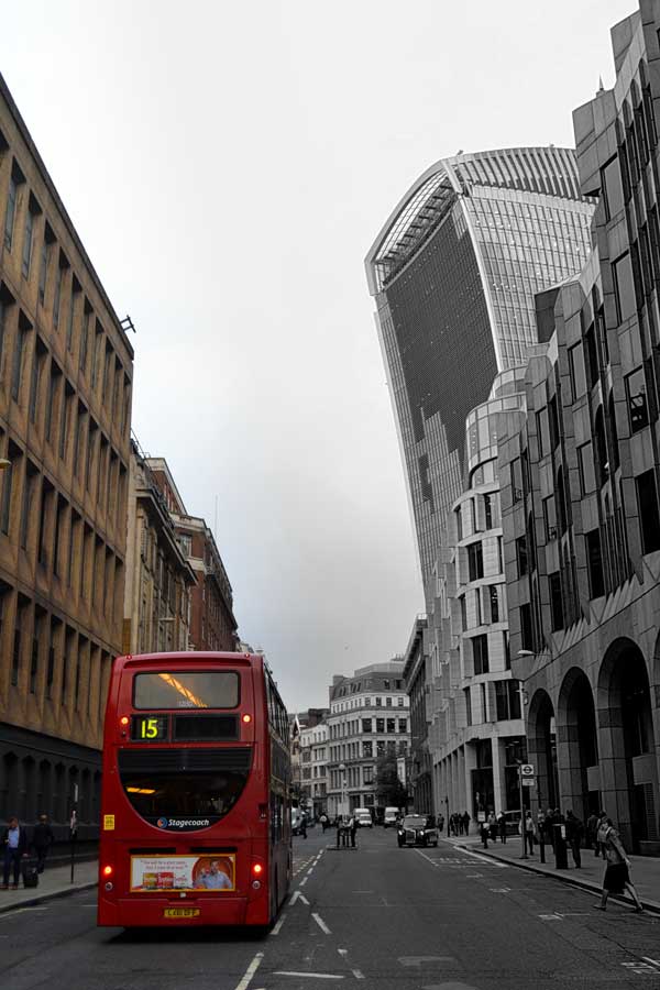 Londra fotoğrafları Londra'nın ünlü çift katlı otobüsü - London photos on the bus 15 going through the streets