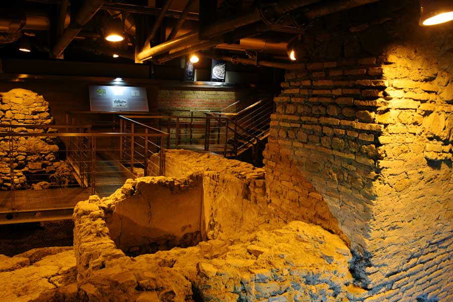 Roma gezilecek yerler Trevi çeşmesi fotoğrafları çeşme altında yeraltındaki Vicus Caprarius Roma Trevi çeşmesi fotoğrafları çeşme altında yeraltındaki Vicus Caprarius - Rome City of water