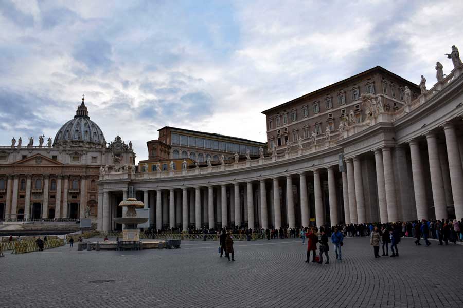 Roma Vatikan gezilecek önemli yerler San Pietro Bazilikası ve meydanı Aziz Petrus Bazilikası ve meydanı - Roma Vatican St. Peter's square and basilica (Piazza San Pietro e basilica)