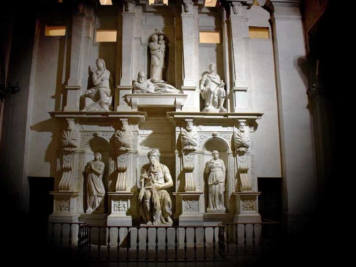 Roma Vincoli San Pietro Kilisesi Michelangelo'nun yaptığı mezar heykeli en önde Musa bulunmaktadır - Rome San Pietro in Vincoli Michelangelo's statue of Moses