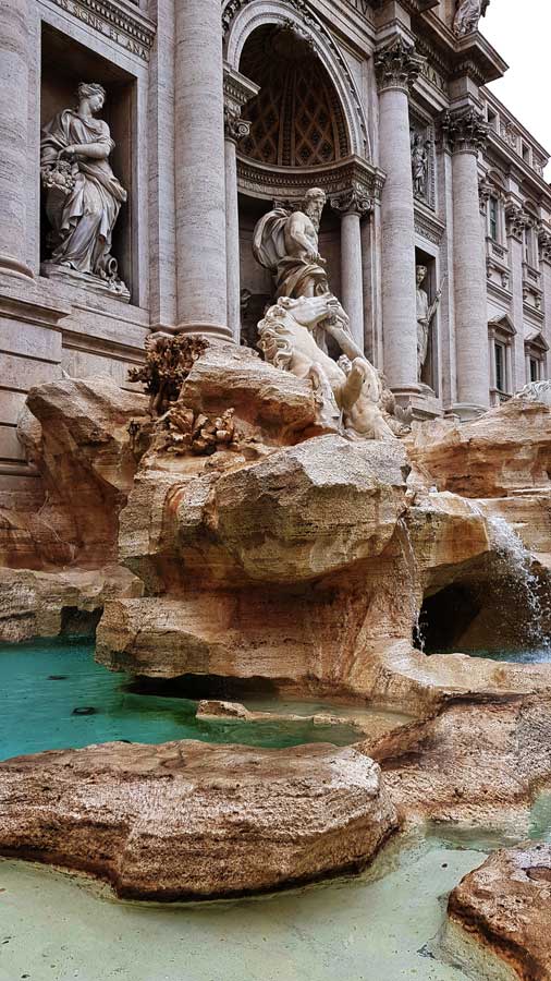 Roma gezilecek yerler tarihi Trevi çeşmesi detayı - Rome Trevi fountain detail